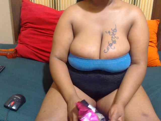 Bustytitsxx22 webcam