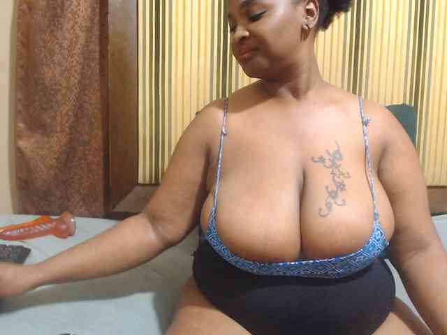 Bustytitsxx22 webcam