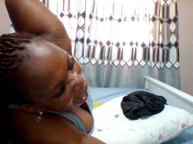 le modèle Queenafrica est en webcam porno dans un show sur le site bongacams, il possède les tags suivants: Ebony,Redhead,Trimmed