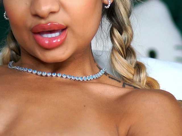 Sex chat gratuit in direct cu AshaYuva pe BongaCams