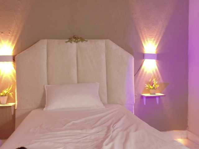 Juliette-1's BongaCams show and profile