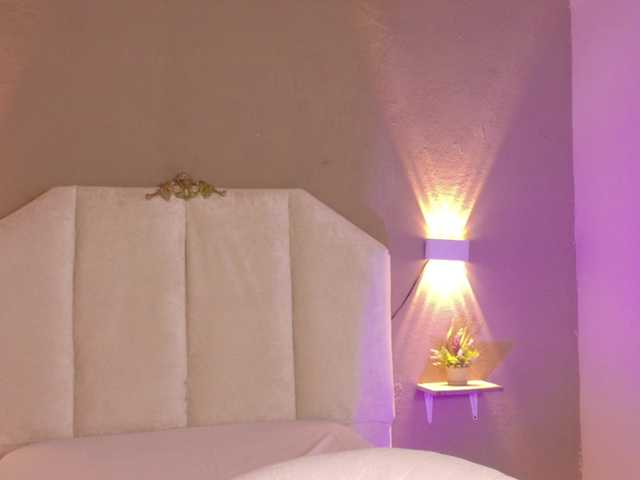 Juliette-1's BongaCams show and profile