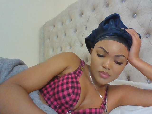 Beautystar12, en directo ahora en BongaCams