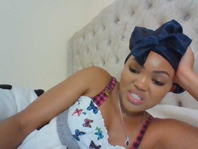 Beautystar12, en directo ahora en BongaCams
