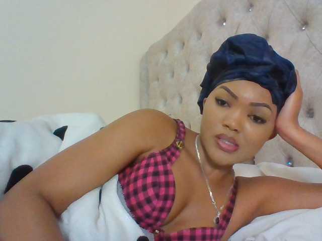 Beautystar12, en directo ahora en BongaCams