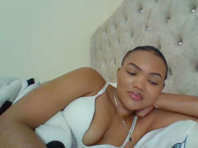 Beautystar12 live cam on BongaCams