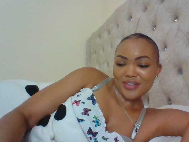 Beautystar12 live cam on BongaCams