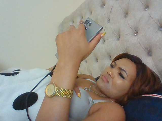Beautystar12 live cam on BongaCams
