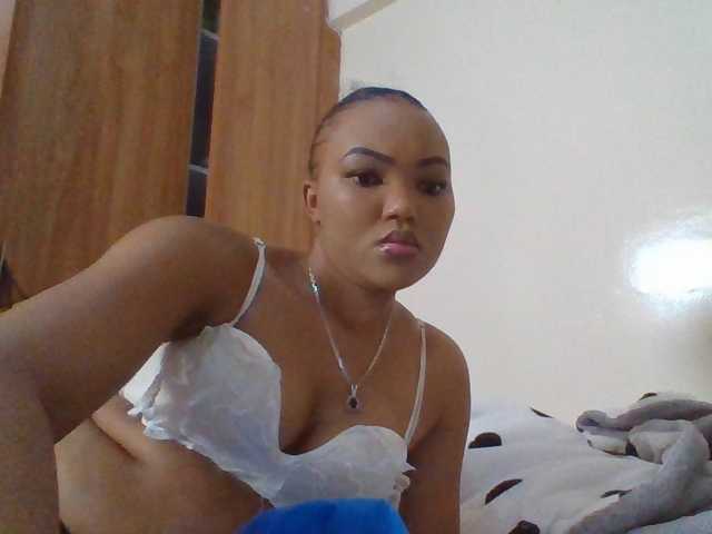 Beautystar12 live cam on BongaCams