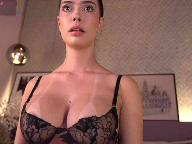 ElleDiane webcam