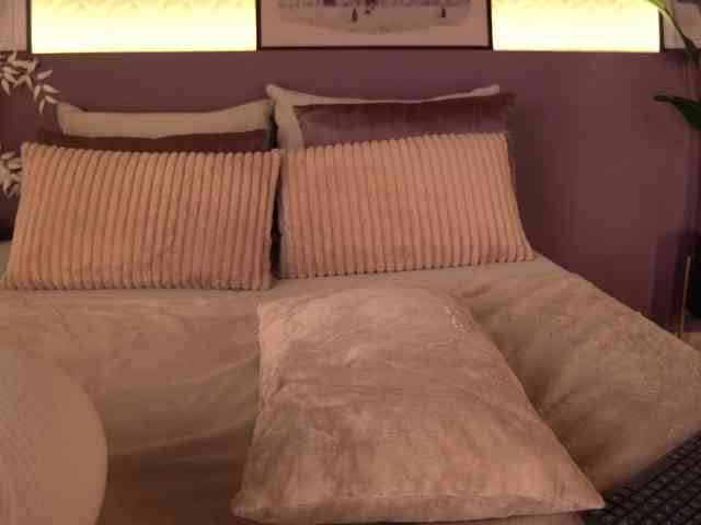 ElleDiane webcam