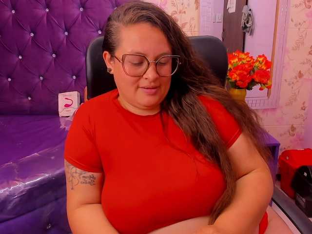 SaraThonson live cam on BongaCams