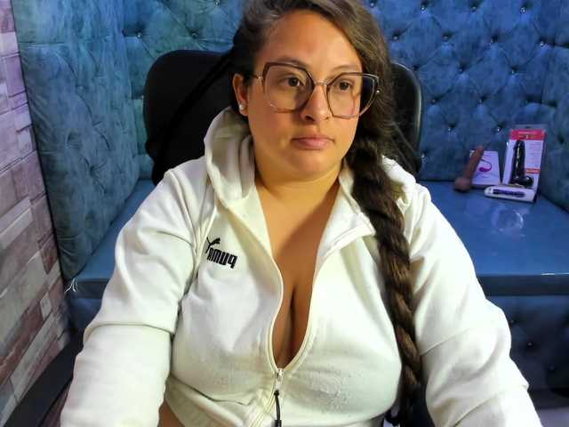 SaraThonson live cam on BongaCams