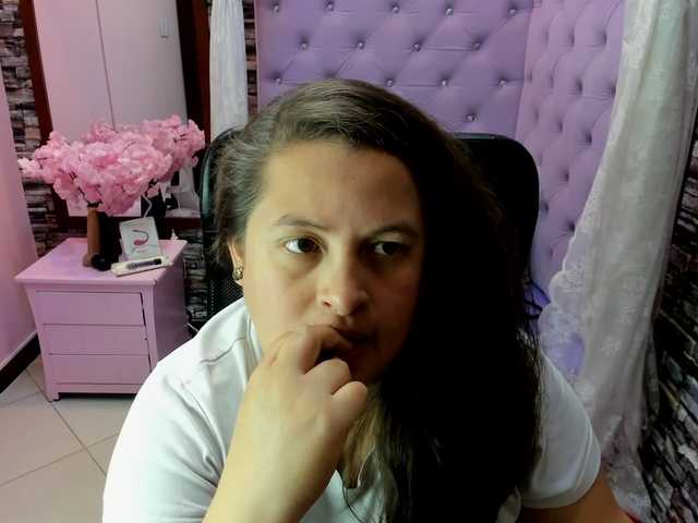SaraThonson live cam on BongaCams