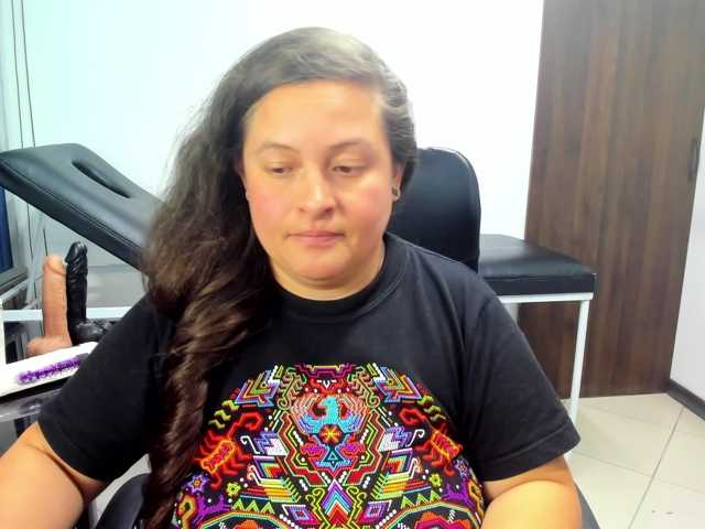 SaraThonson live cam on BongaCams
