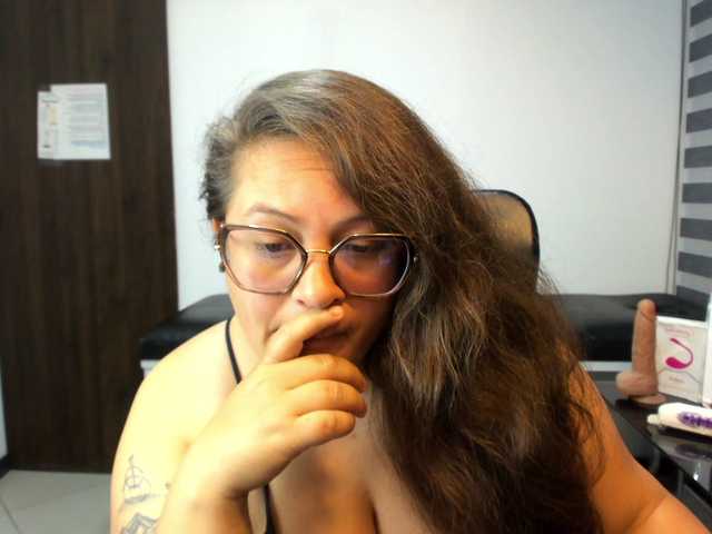 SaraThonson live cam on BongaCams