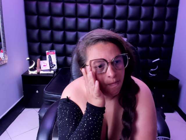 SaraThonson live cam on BongaCams