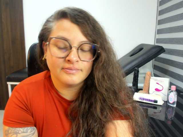 SaraThonson live cam on BongaCams