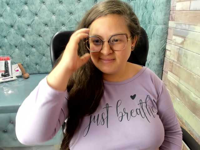 SaraThonson live cam on BongaCams