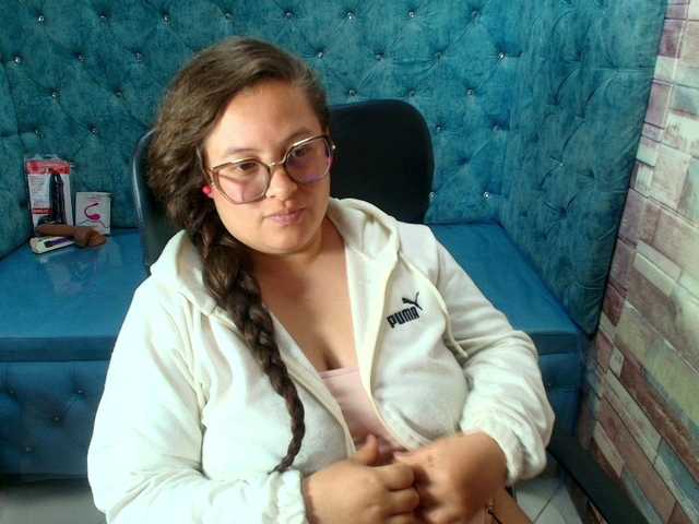 SaraThonson live cam on BongaCams