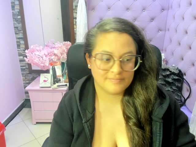 SaraThonson live cam on BongaCams