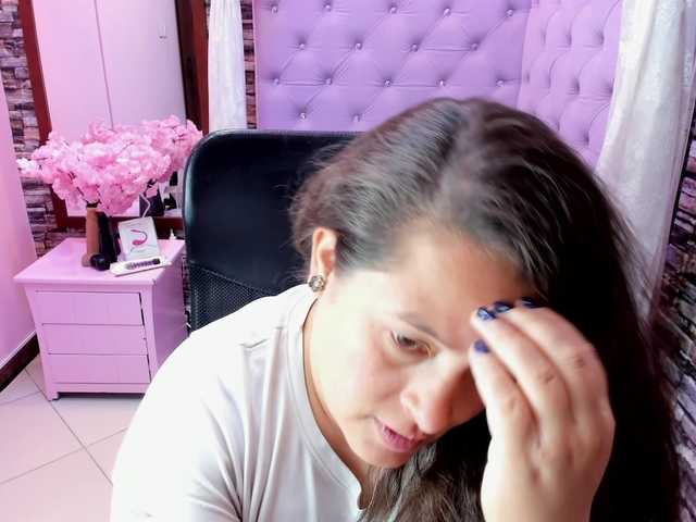 SaraThonson live cam on BongaCams