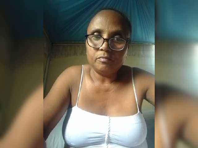 hotmomsexy live cam on BongaCams