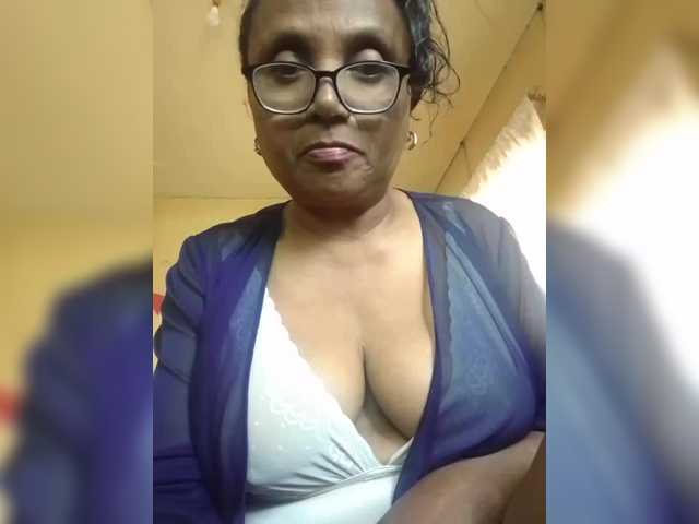 hotmomsexy live cam on BongaCams