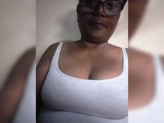 hotmomsexy live cam on BongaCams