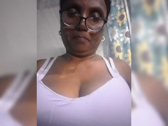 hotmomsexy live cam on BongaCams