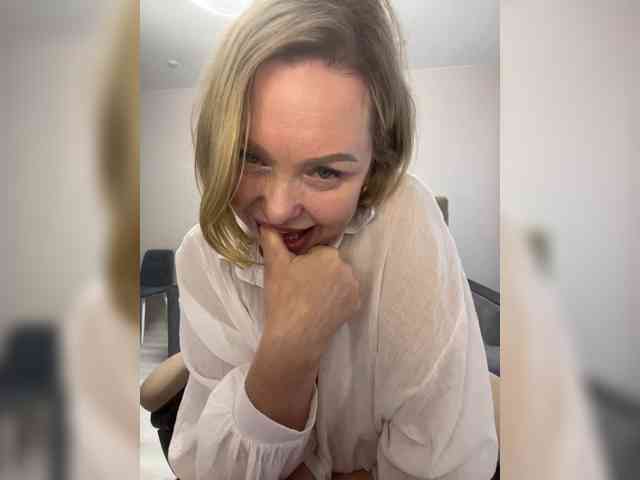 ILUBOVE live female cam on bongacams