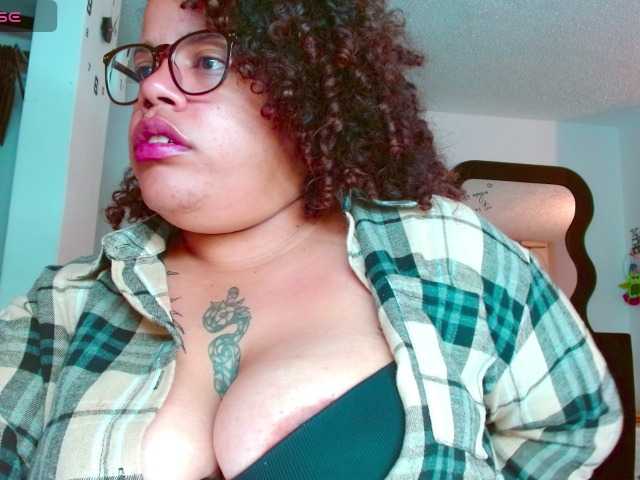 saramorales1 live cam on BongaCams