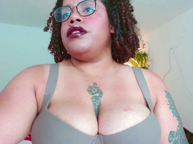 saramorales1 live cam on BongaCams