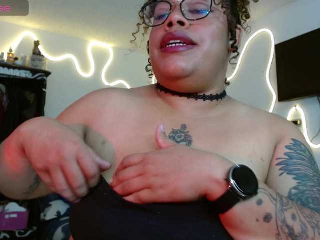 saramorales1 live cam on UnifiedCams