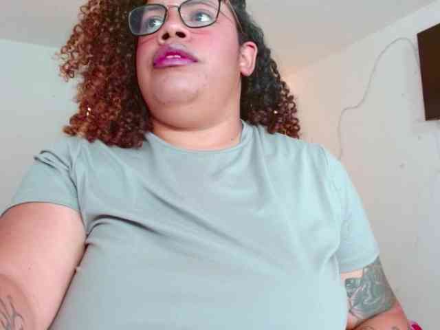 saramorales1 Live Webcam on BongaCams