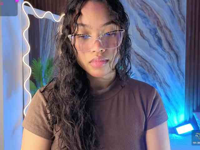 Model: penelope-tay