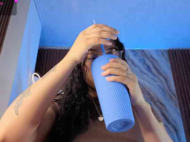 Model: penelope-tay