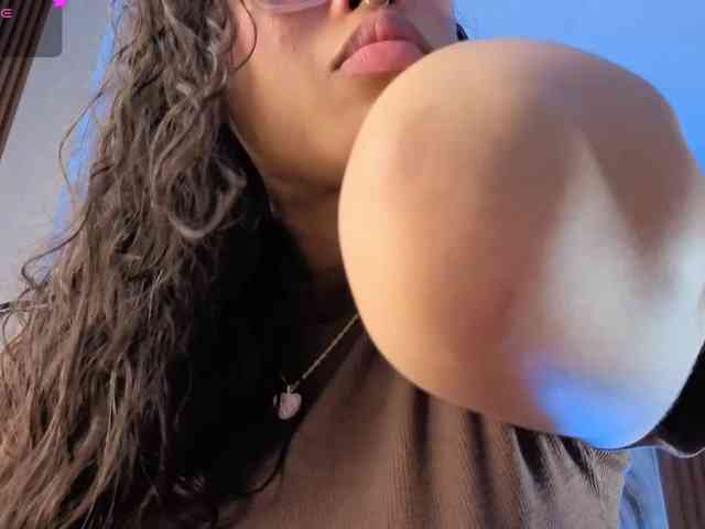 Model: penelope-tay