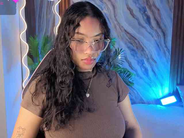 Model: penelope-tay