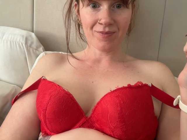 REDHEADROSIE, live now on BongaCams