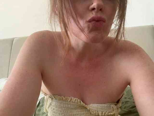 REDHEADROSIE webcam