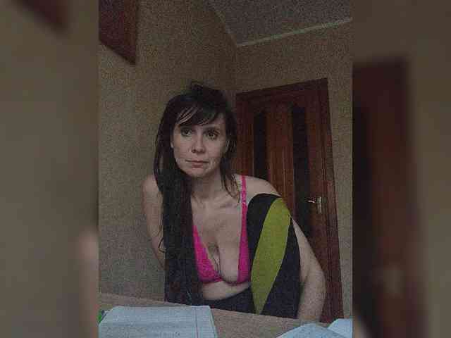 Hellenalonenochk... Live Webcam on BongaCams