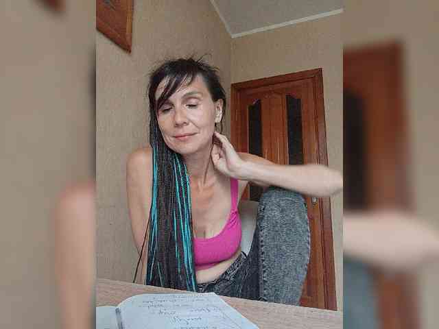 Hellenalonenochk... Live Webcam on BongaCams