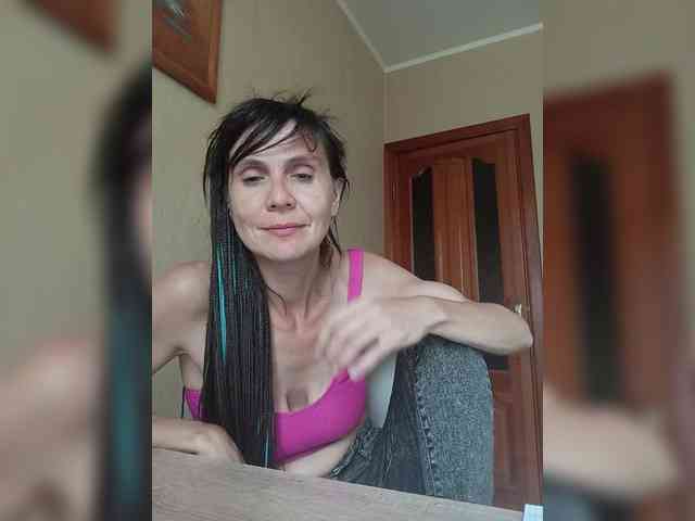 Hellenalonenochk... Live Webcam on BongaCams