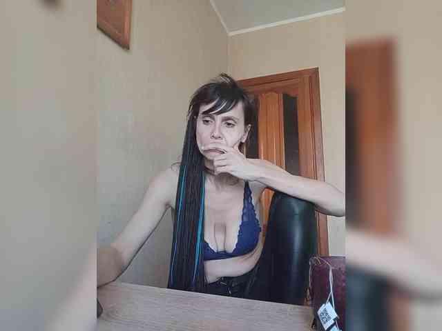 Hellenalonenochk... Live Webcam on BongaCams