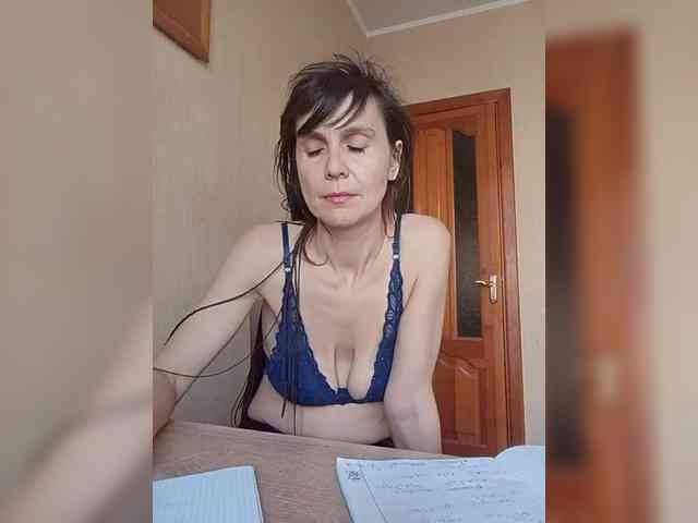 Hellenalonenochk... Live Webcam on BongaCams