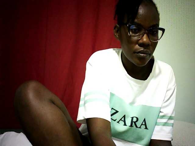 Pierra77 live cam on BongaCams