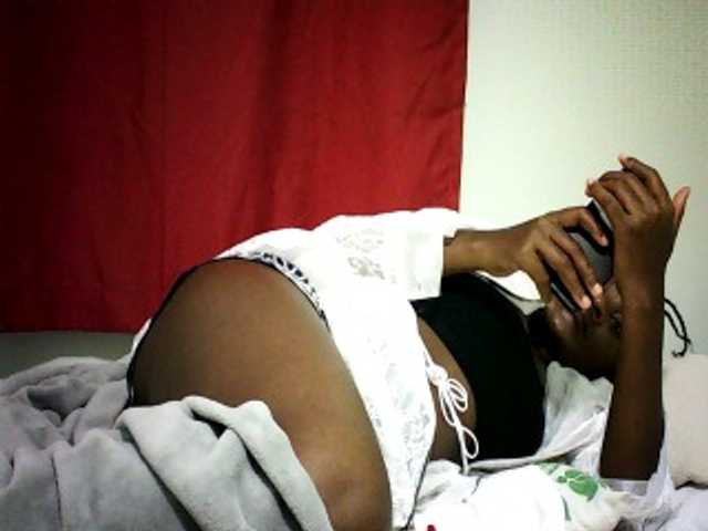 Pierra77 live cam on BongaCams