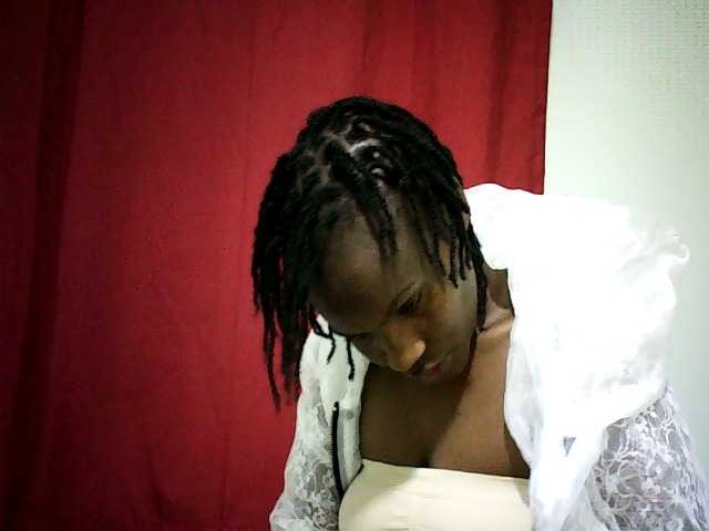 Pierra77 live cam on BongaCams