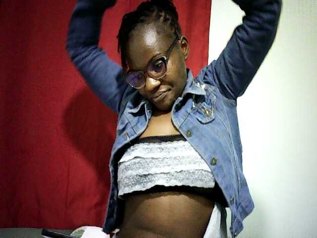 Pierra77 live cam on BongaCams